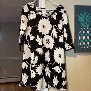 Black and white floral 3/4 sleeve shift dress